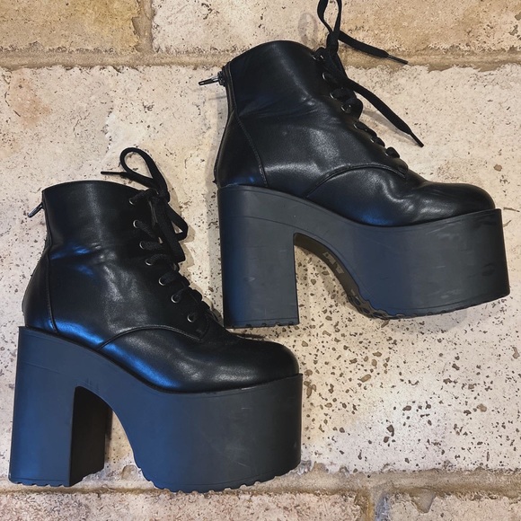 Bratz doll boots - Picture 1 of 2